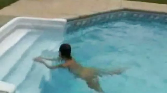 Hete porno Geen registratie  Brunette moeder die thuis op de camera komt met extreme seks films komkommer