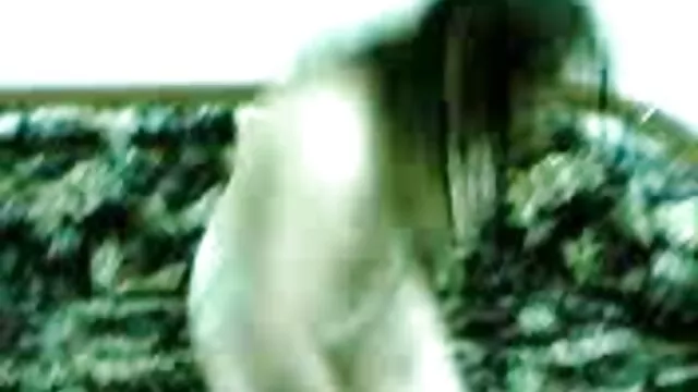 Hete porno Geen registratie  Mager meisje tienerseksfilms met grote borsten geef kont aan gespierde jongen voor de webcam