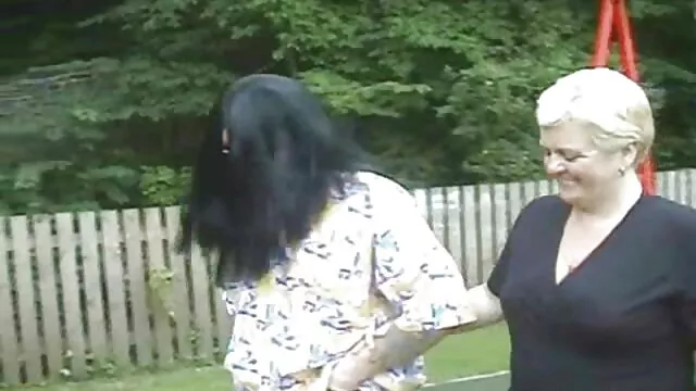 Hete porno Geen registratie  Wit meisje met rode broek mooie seksfilm vingers zwarte lul op camera
