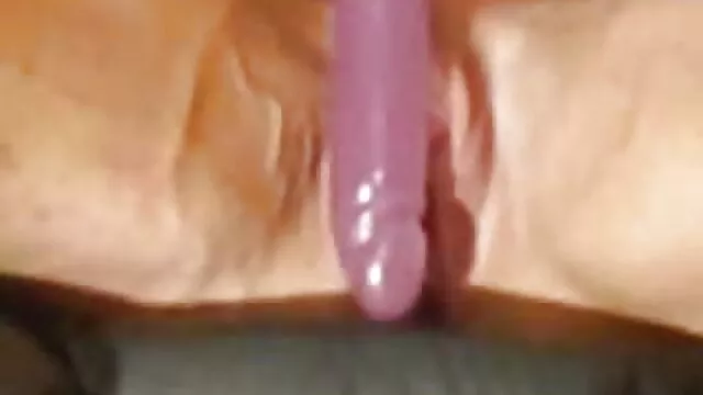 Hete porno Geen registratie  Brunette doet haar kousen uit en zit op de fallus is oma seksfilm klaar.