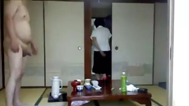 Hete porno Geen registratie  Mam met rode jurk geeft man buiten mooie seksfilm het huis