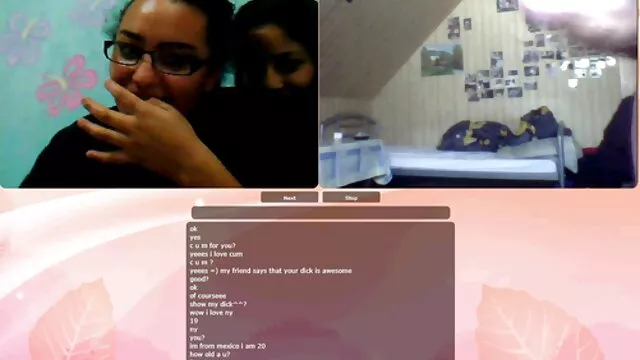 Hete porno Geen registratie  Twee lesbiennes neuken elkaar met seksspeeltje op de bank. amateur seks films