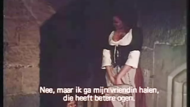 Hete porno Geen registratie  Brunette gratis lange seksfilm geneukt door seksmachine zittend op een stoel