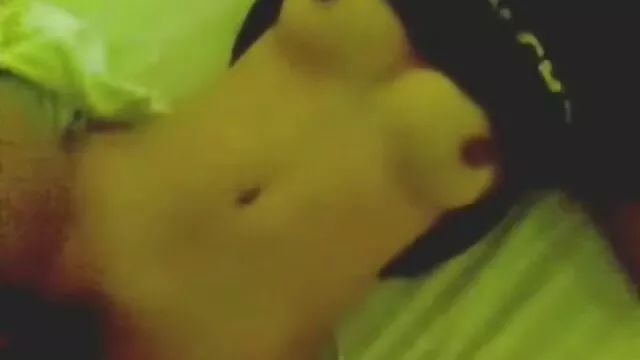 Hete porno Geen registratie  MILF volwassen plezier anale seks films in bed met haar handen en seksspeeltjes