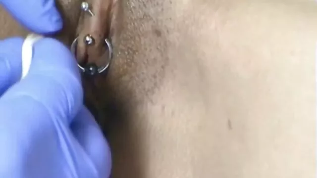 Hete porno Geen registratie  Therapeut extreme seks films neukt brunette in de mond op de bank