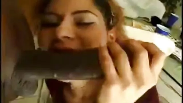 Hete porno Geen registratie  Brunette met vlezige lippen toont tieten op webcam hollandse seksfilm
