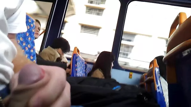 Hete porno Geen registratie  Blond zuigend in gayseksfilm de buurt van het raam vermaakte Grote lul van haar minnaar