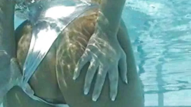 Hete porno Geen registratie  Curly mother doet haar rode T-shirt uit met een zwarte rok gratis seksfilm en laat kont en poesje zien