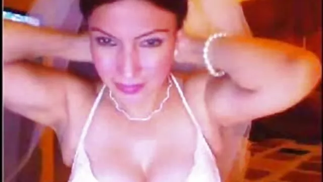 Hete porno Geen registratie  Moeder toont een gezonde borst en knijp er melk uit in de seks films gratis kijken keuken