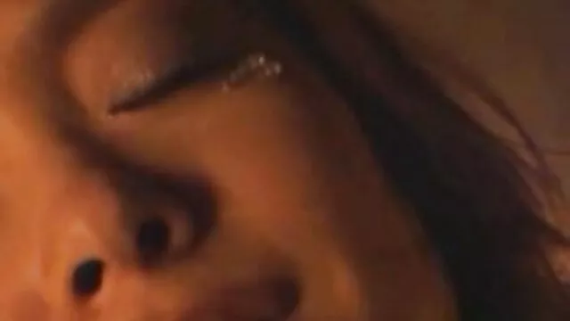 Hete porno Geen registratie  Donkerharige meid die masturbeert in de badkamer vrouwvriendelijke seksfilm na het werk