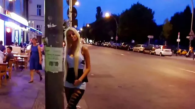 Hete porno Geen registratie  Een oude vrouw kleedde zich uit in de gang, en liet zijn lul zien dat seks film online niet geschoren is.