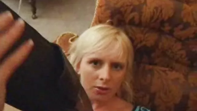 Hete porno Geen registratie  Moeders amateur seks films in kousen streelden haar lichaam voor de camera